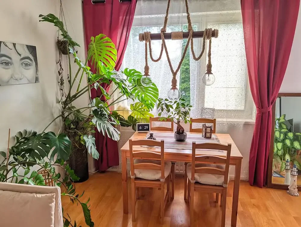Obývací pokoj; dřevěná podlaha, přirozené světlo, rustikální styl
