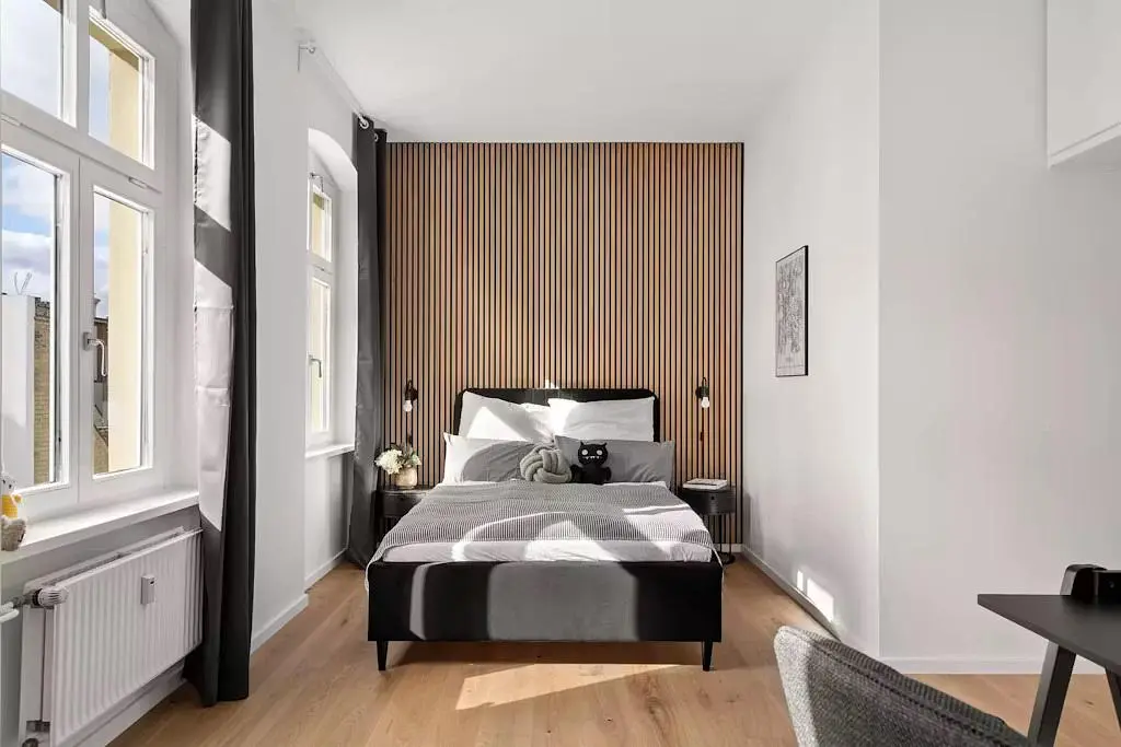 Schlafzimmer; tageslicht, holzboden