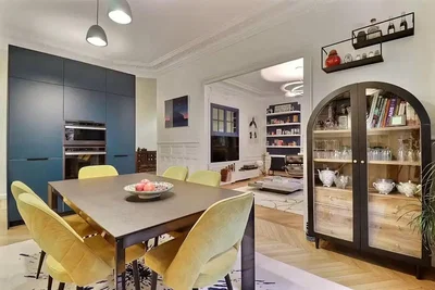 Keuken; keukenapparatuur, houten vloer, natuurlijk licht