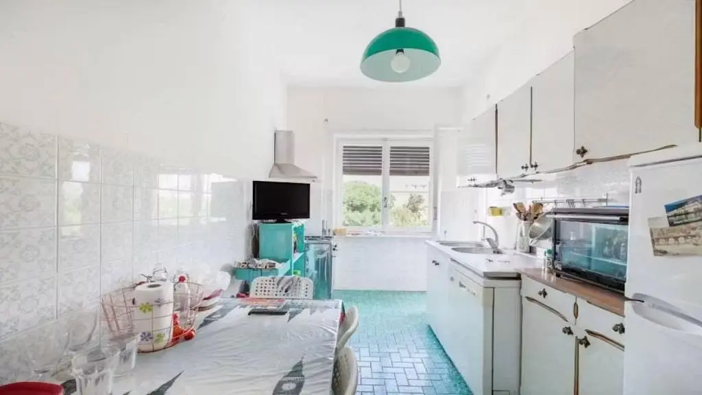 Cocina; electrodomésticos, suelo de baldosas, luz natural