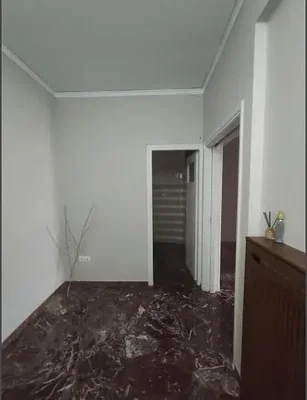 Autre; carrelage, nécessite rénovation, lumière naturelle