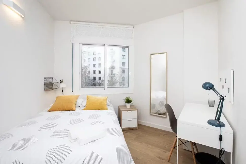 Schlafzimmer; tageslicht, holzboden