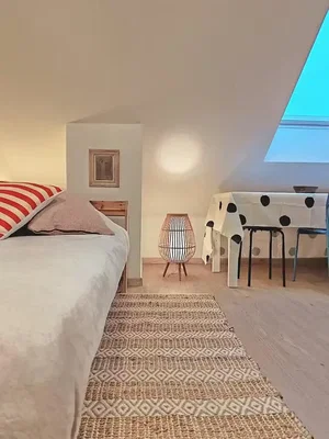 Schlafzimmer; tageslicht, holzboden
