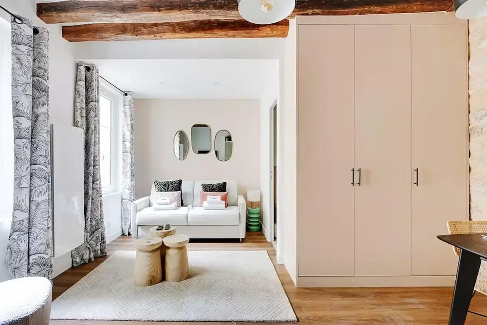 Oturma odası; ahşap kirişler, doğal ışık, modern stil