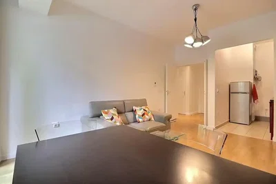 Wohnzimmer; tageslicht, fliesenboden, holzboden