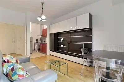 Sala de estar; luz natural, chão de madeira, estilo moderno
