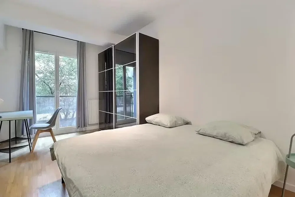 Schlafzimmer; tageslicht, holzboden