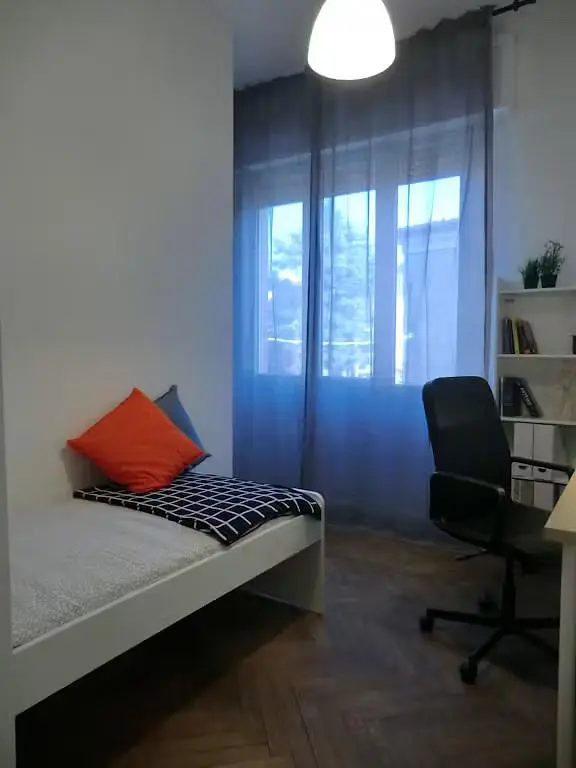 Camera da letto; pavimento in legno, luce naturale