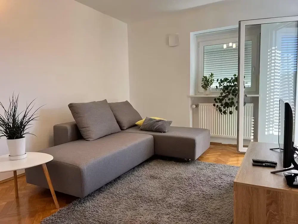 Wohnzimmer; holzboden, tageslicht, moderner stil