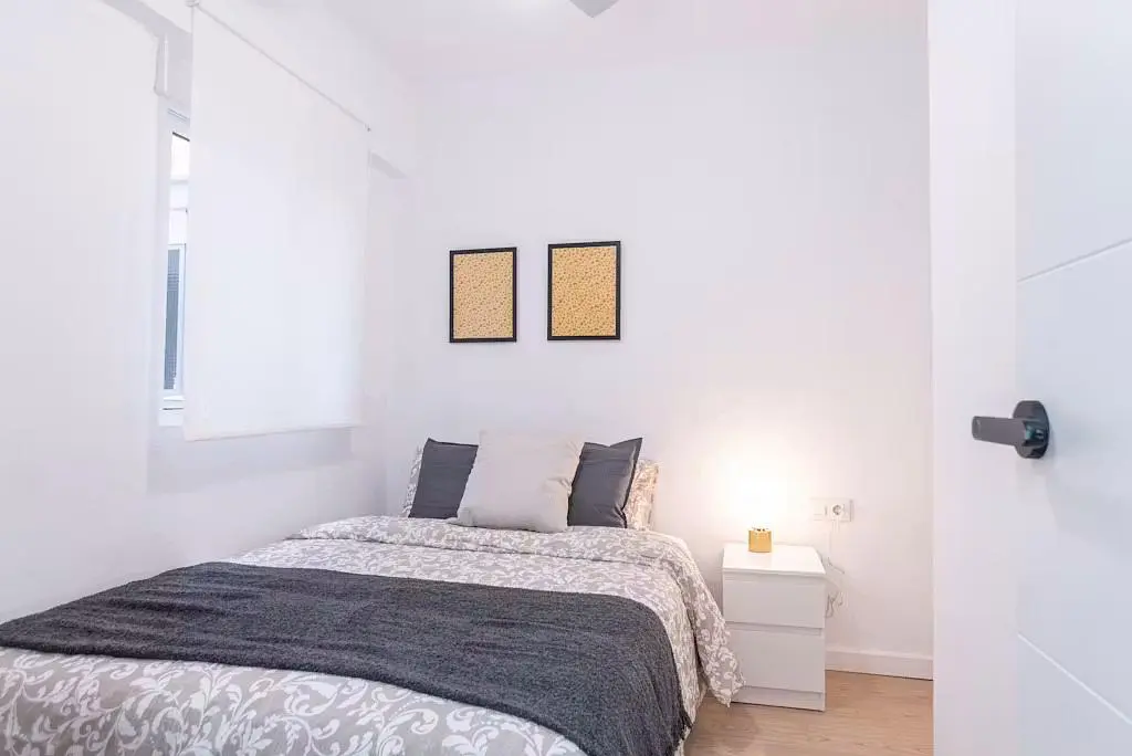 Dormitorio; luz natural, suelo de madera