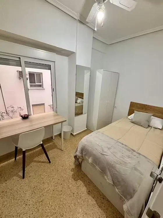 Schlafzimmer; tageslicht, holzboden