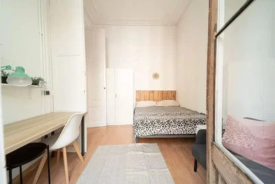 Slaapkamer; houten vloer, natuurlijk licht