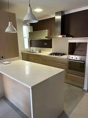 Keuken; keukenapparatuur, tegelvloer, natuurlijk licht