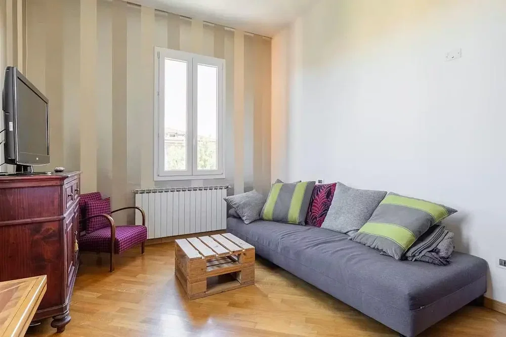 Woonkamer; houten vloer, natuurlijk licht