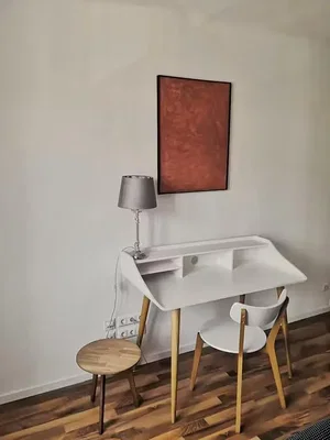 Salon; podłoga drewniana, światło dzienne
