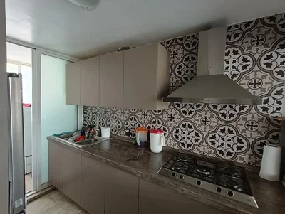 مطبخ; أجهزة المطبخ, أرضية من البلاط, ضوء طبيعي
