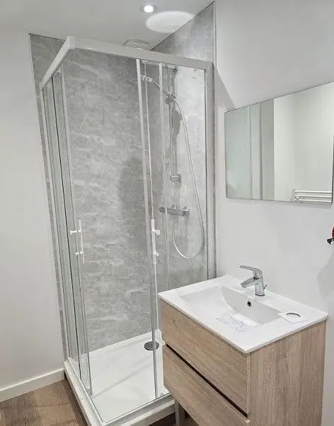 Banyo; fayans zemin, ahşap zemin, doğal ışık, tadilatlı