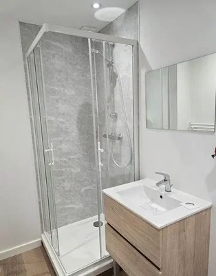 Banyo; fayans zemin, ahşap zemin, doğal ışık, tadilatlı