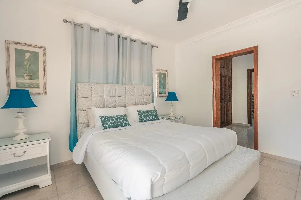Chambre; carrelage, lumière naturelle