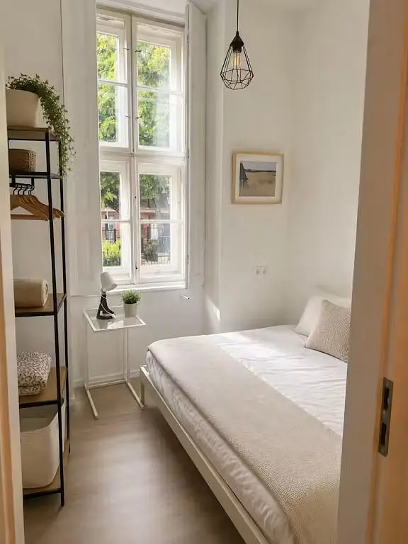 Schlafzimmer; tageslicht, holzboden