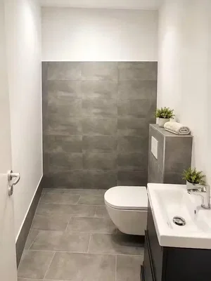 Toilette; fliesenboden, renoviert, tageslicht