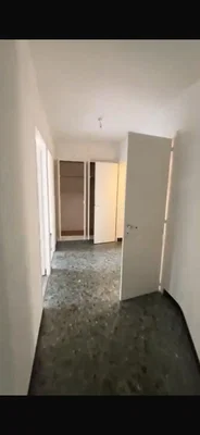 Oturma odası; tadilat gerekiyor, doğal ışık