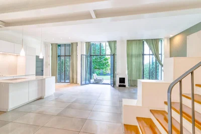 Küche; küchengeräte, fliesenboden, tageslicht, moderner stil