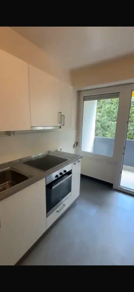 Mutfak; mutfak aletleri, doğal ışık, manzara