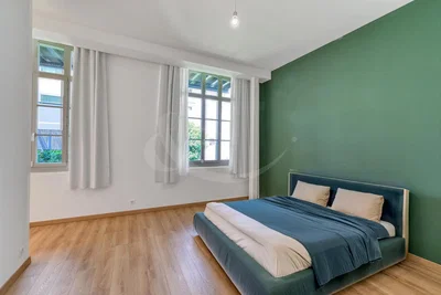 Schlafzimmer; holzboden, tageslicht