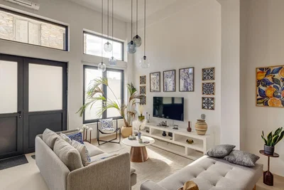 Wohnzimmer; tageslicht, moderner stil, hohe decken, holzboden