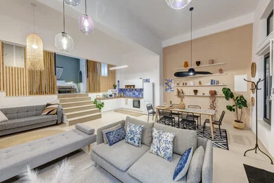 Wohnzimmer; tageslicht, moderner stil, holzboden