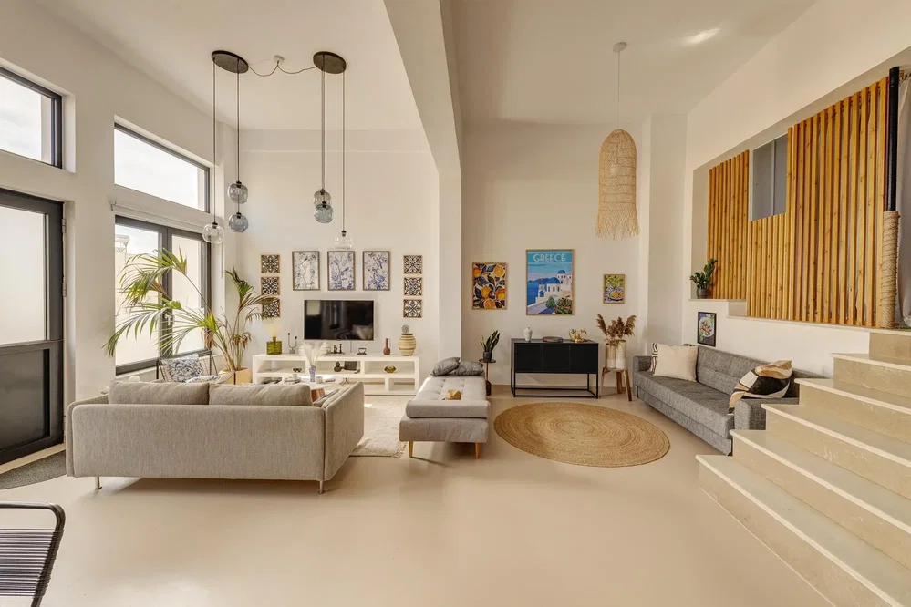 Wohnzimmer; tageslicht, hohe decken, moderner stil