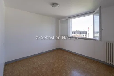 Schlafzimmer; holzboden, tageslicht, renovierungsbedürftig
