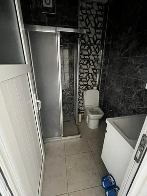 Toilette; fliesenboden, renovierungsbedürftig, dunkles interieur