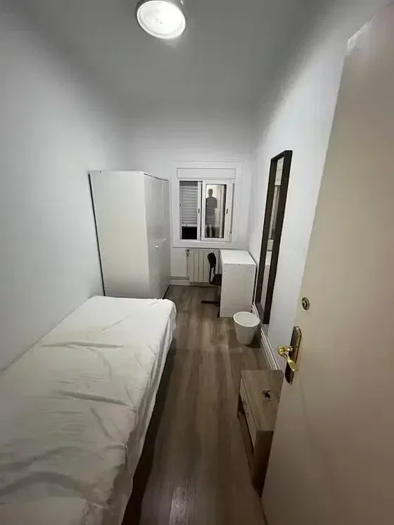 Schlafzimmer; holzboden, tageslicht