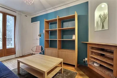 Oturma odası; ahşap zemin, doğal ışık, modern stil