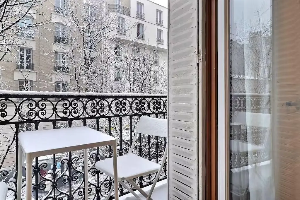 Balkon; doğal ışık, manzara