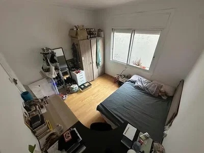 Schlafzimmer; holzboden, tageslicht