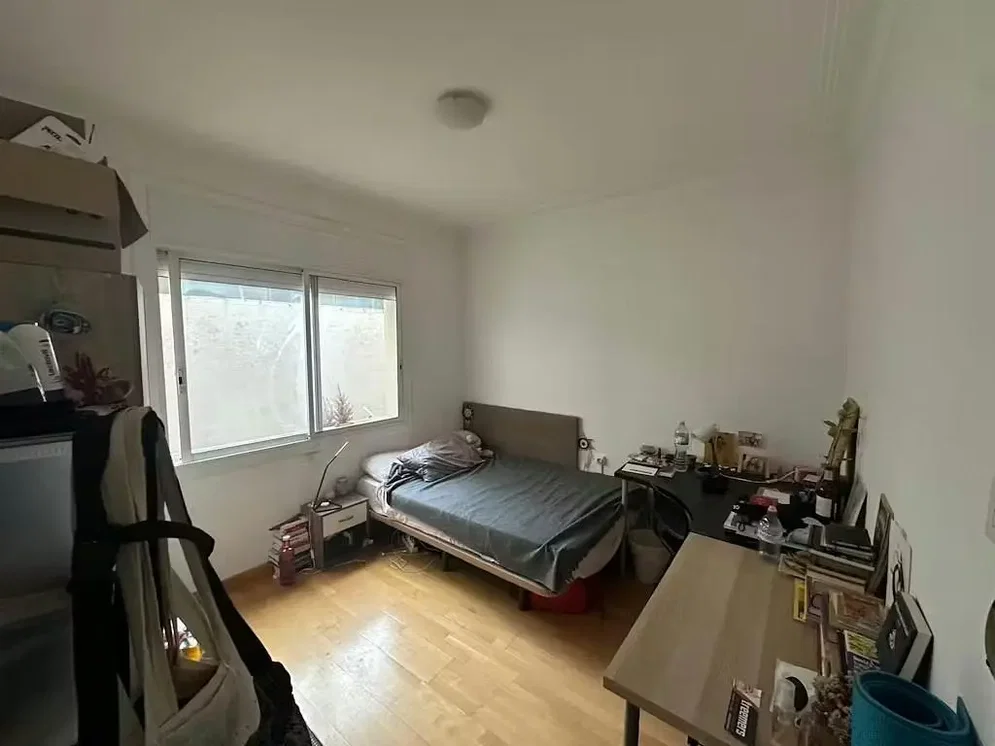 Schlafzimmer; holzboden, tageslicht