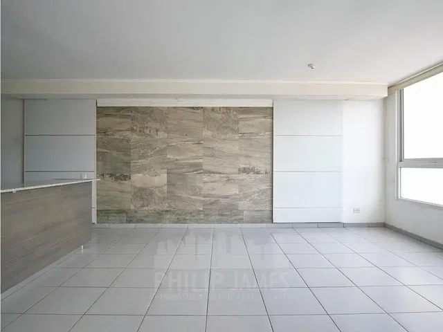 Cucina; pavimento in piastrelle, luce naturale