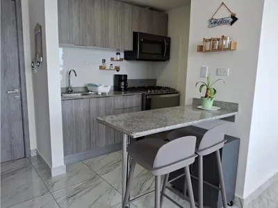 Kuchyně; kuchyňské spotřebiče, dlažba, přirozené světlo