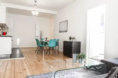 Wohnzimmer; holzboden, tageslicht, moderner stil