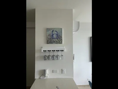 Kuchyňa; kuchynské spotrebiče, dlažba, prirodzené svetlo