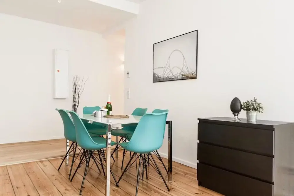 Wohnzimmer; holzboden, tageslicht, moderner stil