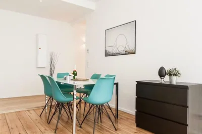 Wohnzimmer; holzboden, tageslicht, moderner stil