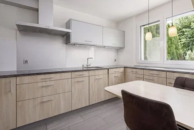 Kuhinja; kućanski aparati, prirodna svjetlost, moderan stil, drveni pod