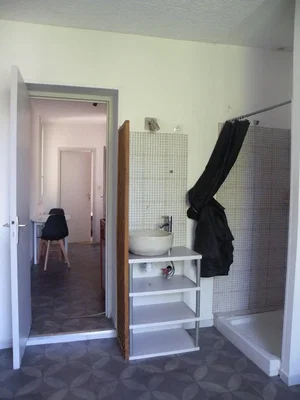 Toilette; fliesenboden, tageslicht