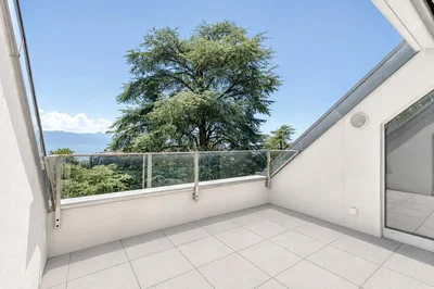 Balkón; dlažba, výhľad, prirodzené svetlo
