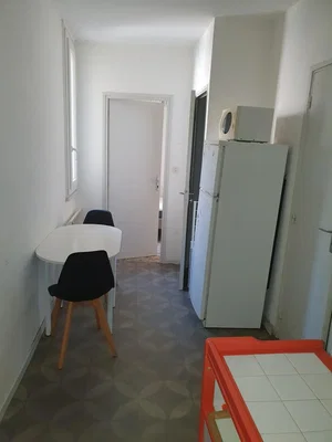 Küche; fliesenboden, küchengeräte, tageslicht