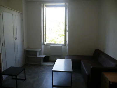 Wohnzimmer; tageslicht, dunkles interieur